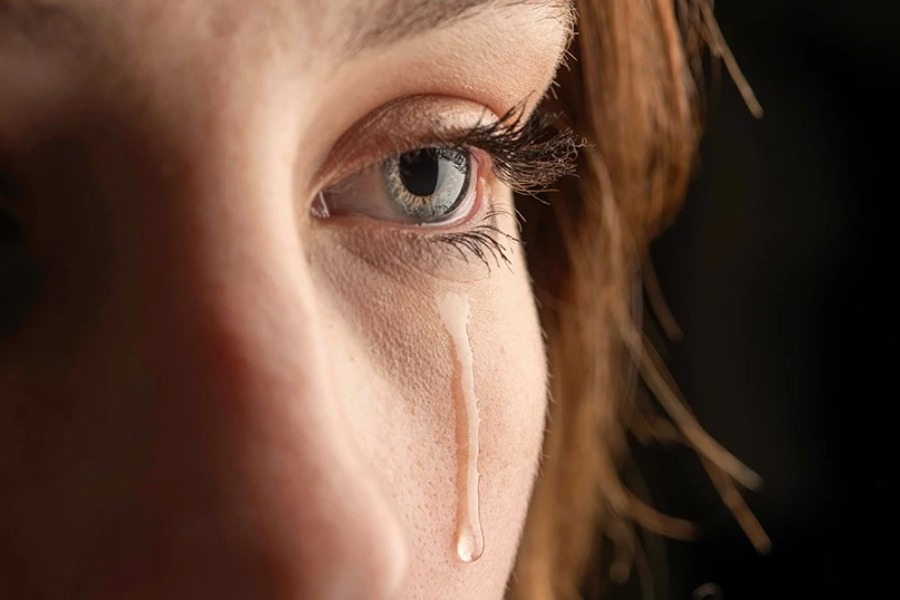 Έρευνα: Οι άνδρες γίνονται λιγότερο επιθετικοί όταν μυρίζουν γυναικεία δάκρυα