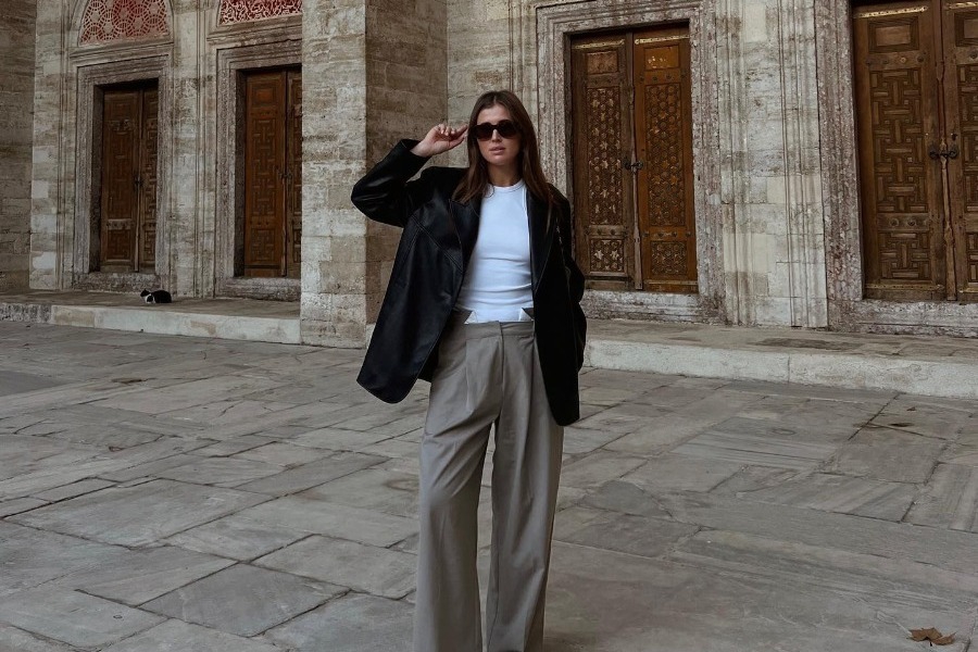 Tα dad pants είναι η απόλυτη τάση που πηγαίνουν σε όλες ‑ Δείτε πώς θα τα φορέσετε