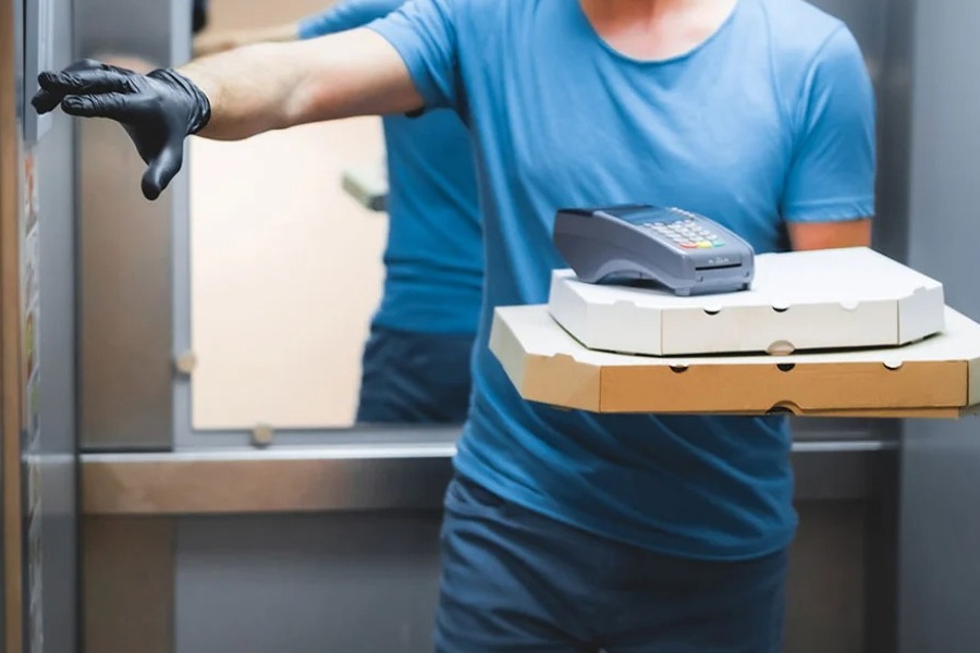 Απίστευτη καταγγελία: Ντελιβεράς παρέδωσε πίτσα σε πολυκατοικία, επέστρεψε και γέμισε ακαθαρσίες το ασανσέρ