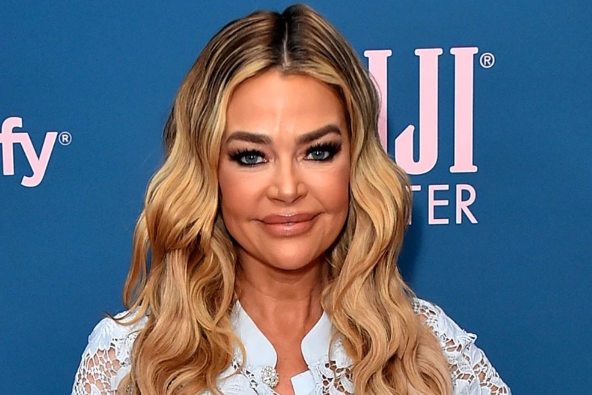 Η 52χρονη Denise Richards βάζει «φωτιά» στο OnlyFans: Έχει «100.000 followers και βγάζει 2 εκατομμύρια δολάρια το μήνα από αυτό»