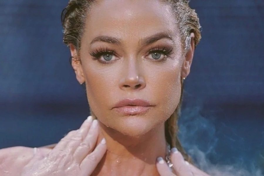 Denise Richards: Κολάζει με μαύρα διάφανα εσώρουχα ‑ Διαφημίζει το Onlyfans της