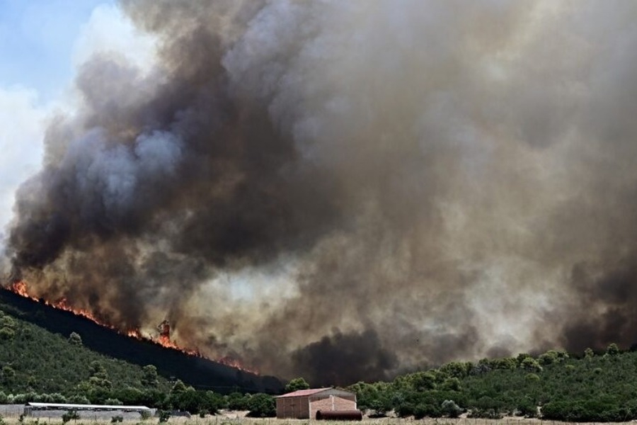 Φωτιά στα Δερβενοχώρια: Εκκενώνεται το χωριό Λεύκα