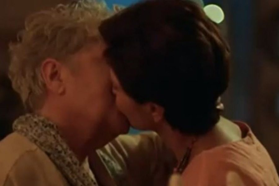 Νέα σειρά με καυτό φιλί μεταξύ δυο διάσημων γυναικών που αναμένεται να γίνει viral