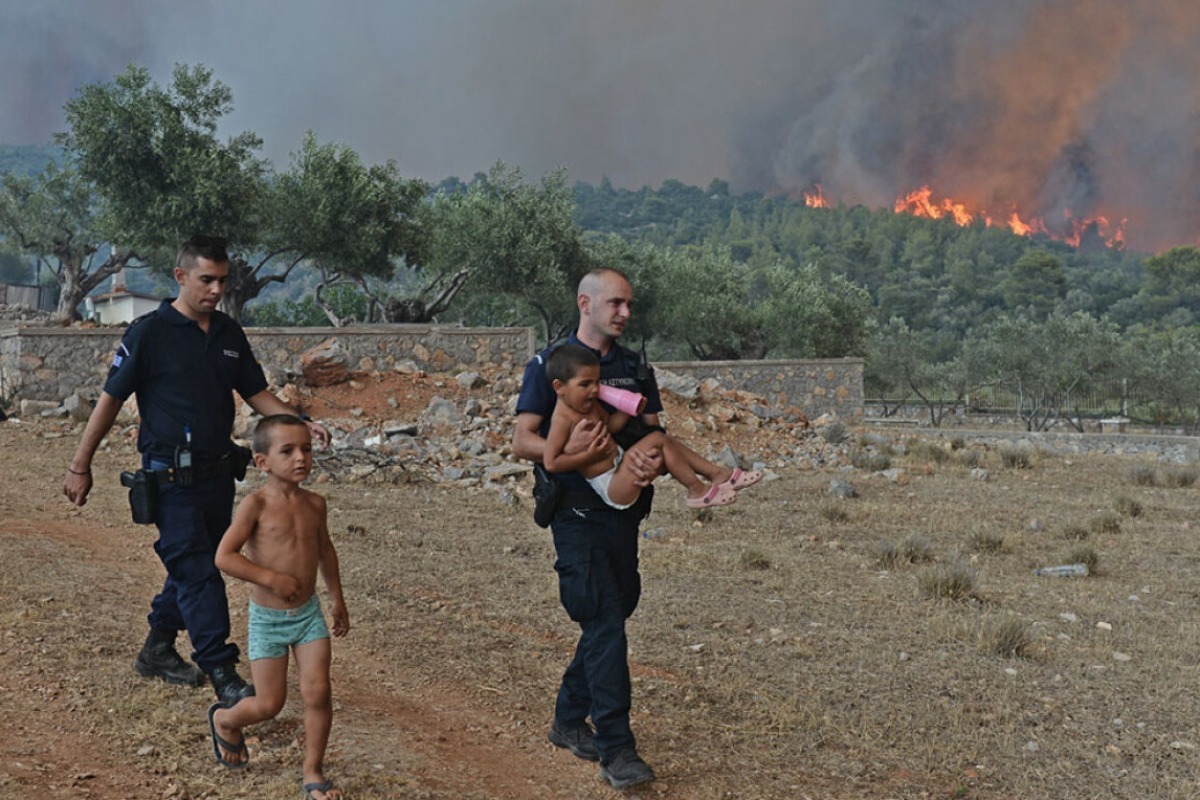 Εκκένωση στον Αγιο Χαράλαμπο Μάνδρας ‑ Αστυνομικοί παίρνουν τα παιδιά στα χέρια