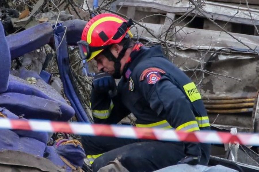 Τέμπη: Η ιστορία της φωτογραφίας του πυροσβέστη που «λύγισε» στα συντρίμμια των τρένων
