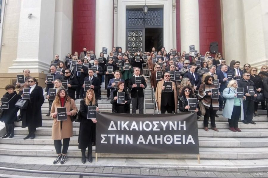«Δικαιοσύνη στην αλήθεια»: Συγκινητική διαμαρτυρία του Δικηγορικού Συλλόγου Πάτρας έξω από το Δικαστικό Μέγαρο