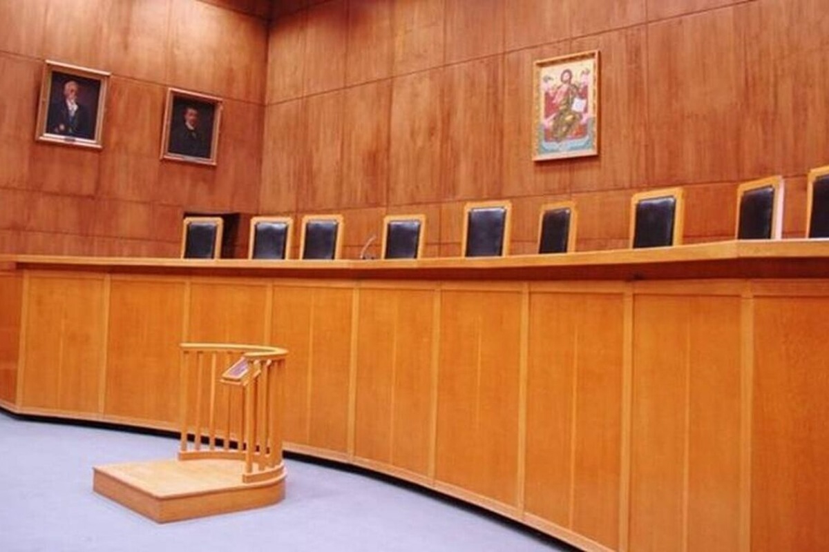 Λάρισα: Ζευγάρι παράνομων εραστών «στράγγιξε» τον τραπεζικό λογαριασμό του απατημένου συζύγου