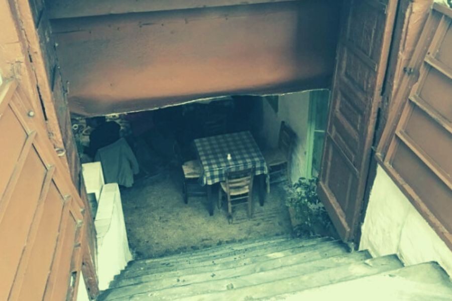 Η αθηναϊκή ταβέρνα που κρύβεται σε ένα υπόγειο νεοκλασικού 150 ετών