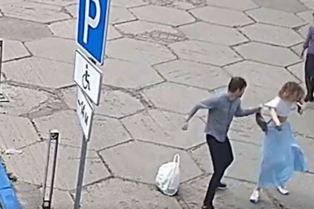 Σοκαριστικό βίντεο με άνδρα που χτυπούσε γυναίκες στο δρόμο