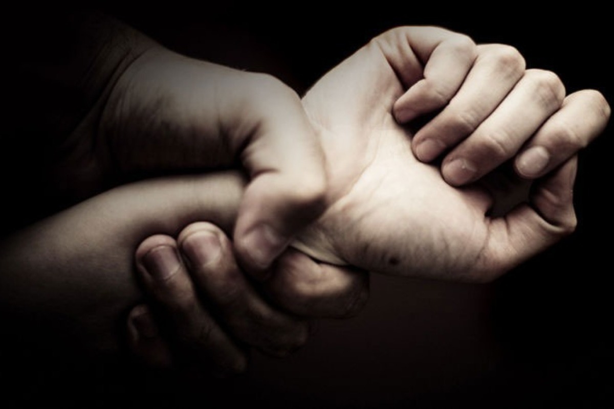 Χειροπέδες σε 34χρονο που ξυλοκόπησε και απείλησε τη σύντροφό του στο Ηράκλειο