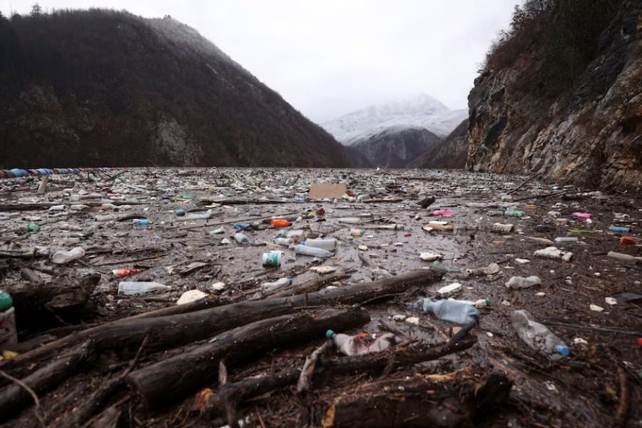Ο ποταμός στα Βαλκάνια που έχει μετατραπεί σε μια σωρό από σκουπίδια