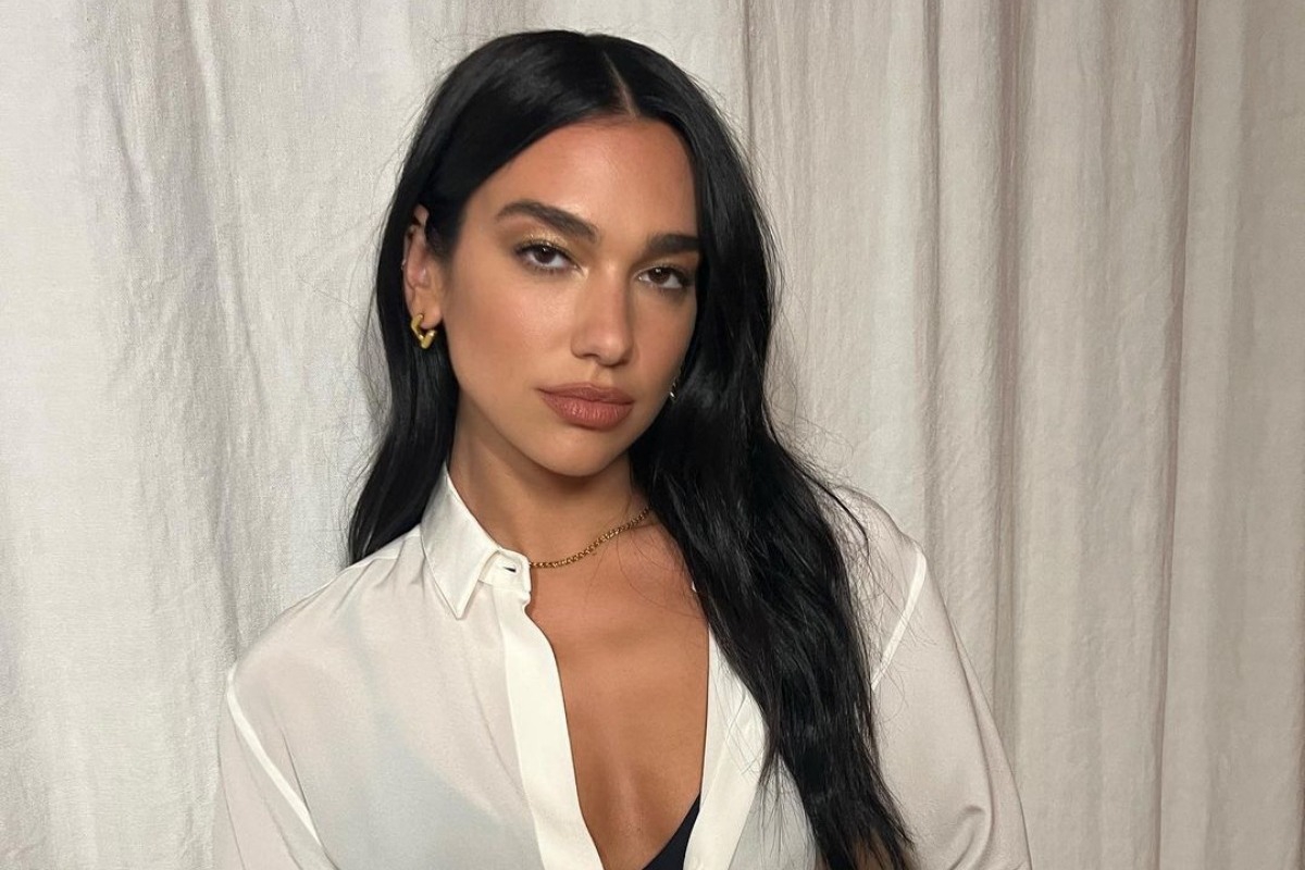 Η Dua Lipa έκοψε τα μαλλιά της σε αφέλειες που ταιριάζουν σε όλες