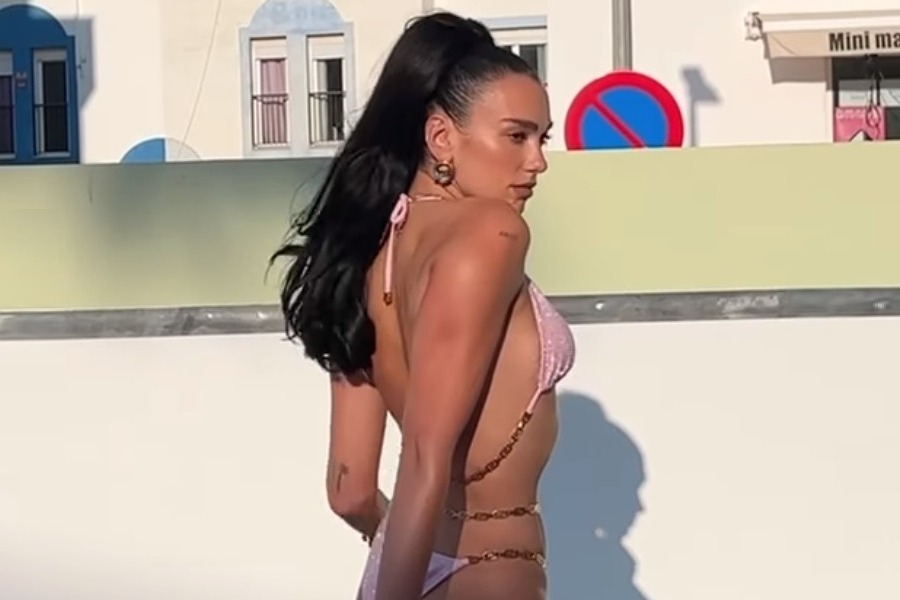 Dua Lipa: Φόρεσε ένα ροζ Versace μπικίνι και «έριξε» το Instagram