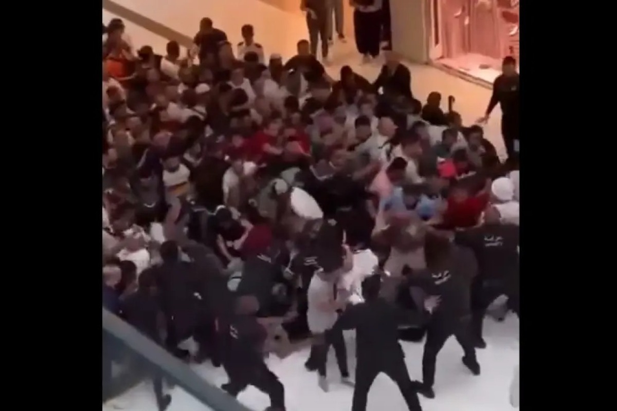 iPhone 15: Τεράστιες ουρές, χάος και σπρωξιές σε εμπορικό στο Ντουμπάι από αλλόφρονες φαν
