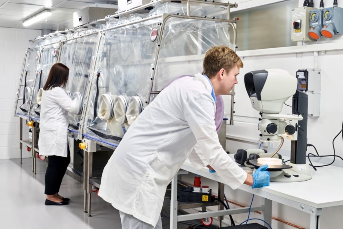 Παγκόσμια έρευνα Dyson: Το 60% των ανθρώπων παραδέχεται ότι καθαρίζει μόνο όταν εντοπίσει ορατή βρωμιά ή σκόνη