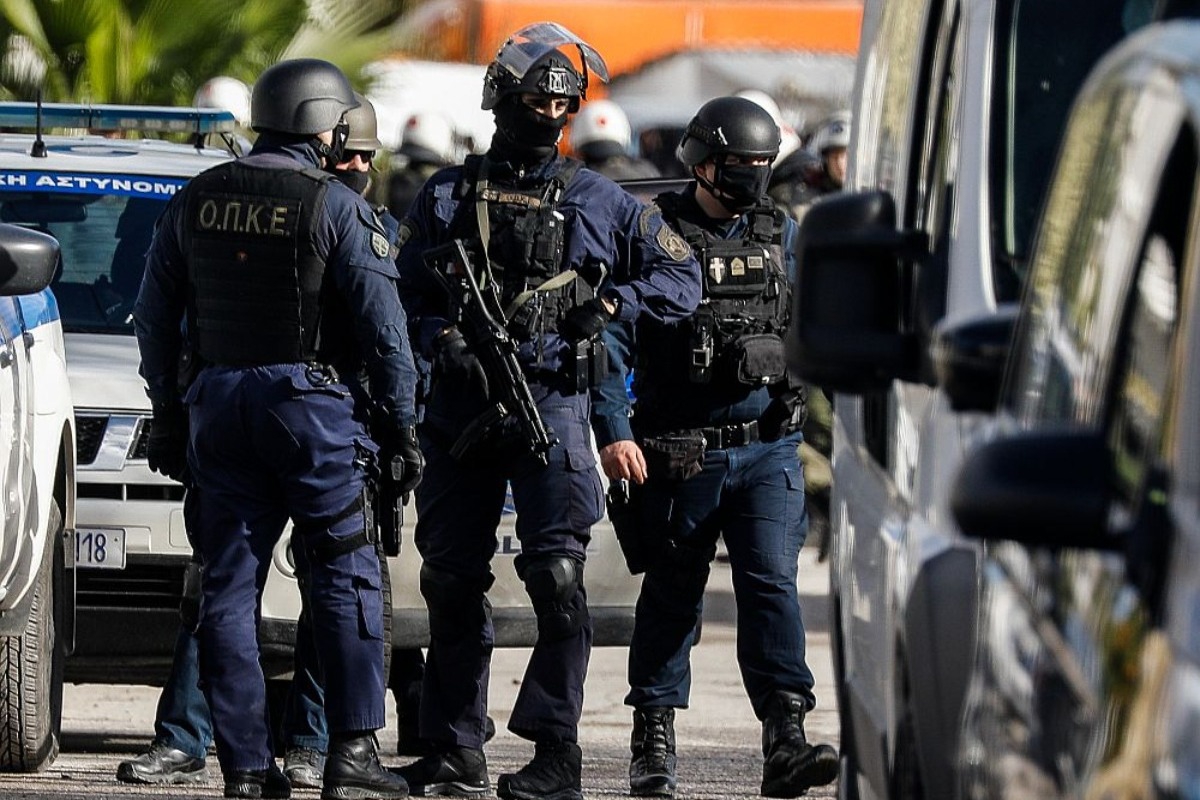 Ασπρόπυργος: Αστυνομικός ταμπουρώθηκε σπίτι του ‑ Σπεύδουν διαπραγματευτής και ψυχολογος