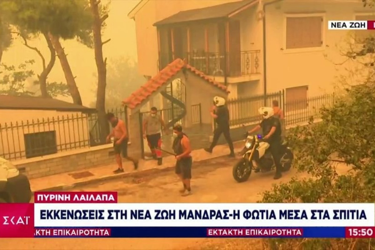 Πύρινη λαίλαπα στη Νέα Ζωή Μάνδρας, σπιτια τυλιγμένα στις φλόγες