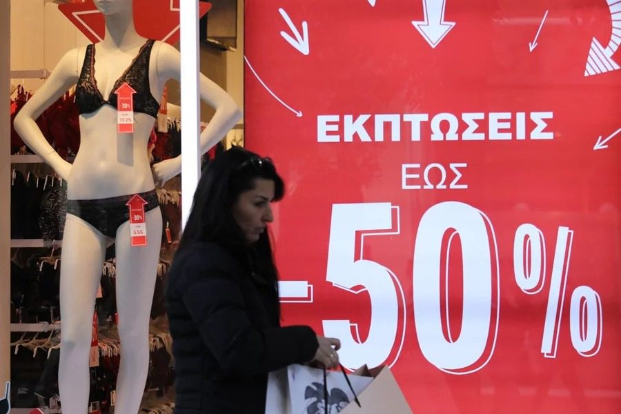 Ανοικτά τα καταστήματα σήμερα, πρώτη Κυριακή των χειμερινών εκπτώσεων