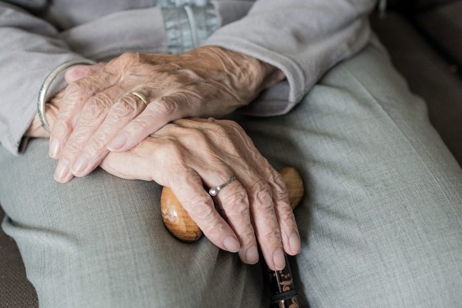 Ηράκλειο: Ηλικιωμένη παρακάλεσε το δικαστήριο να φυλακίσει τον γιο της – «Δεν αντέχω άλλο»