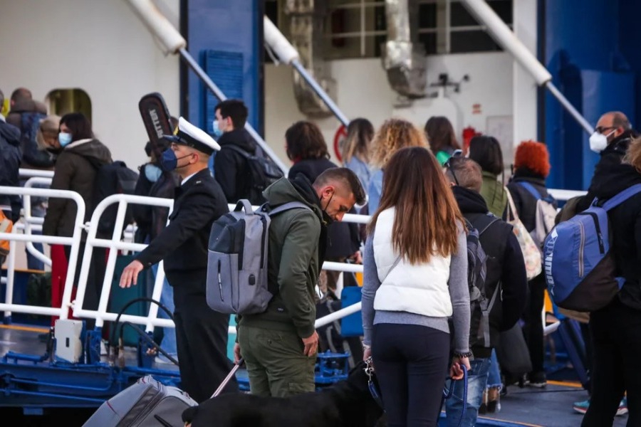 Έξοδος εκδρομέων: Αδειάζει η Αττική, 100 χιλιάδες αυτοκίνητα πέρασαν τα διόδια