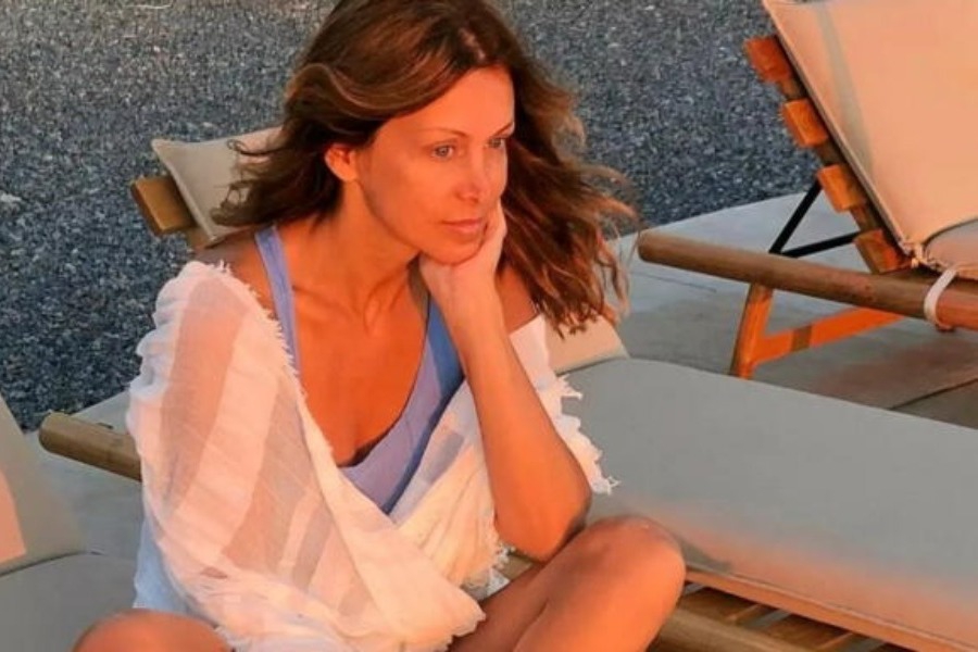 Η Ελίνα Κέφη «σβήνει» το ηλιοβασίλεμα με τις εντυπωσιακες πόζες στην αμμουδιά
