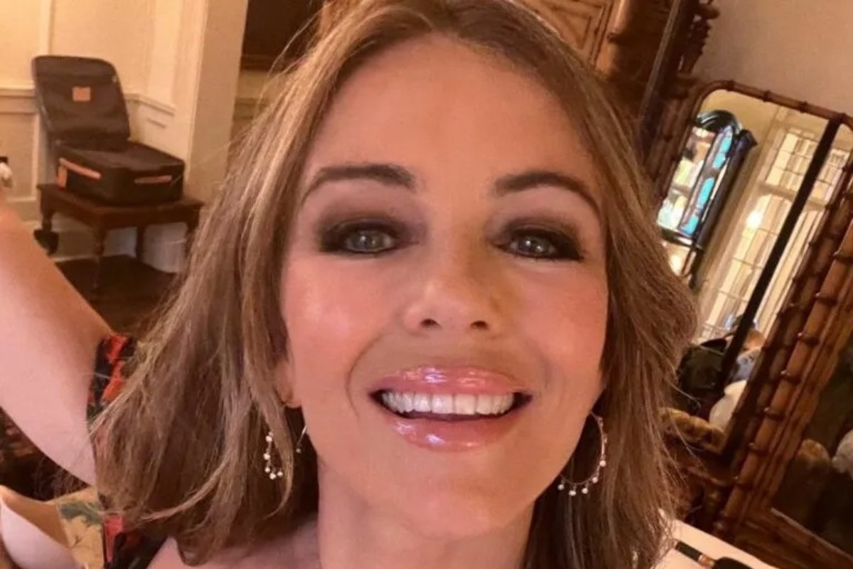 Η Elizabeth Hurley νοσταλγεί το καλοκαίρι με κίτρινο μπικίνι