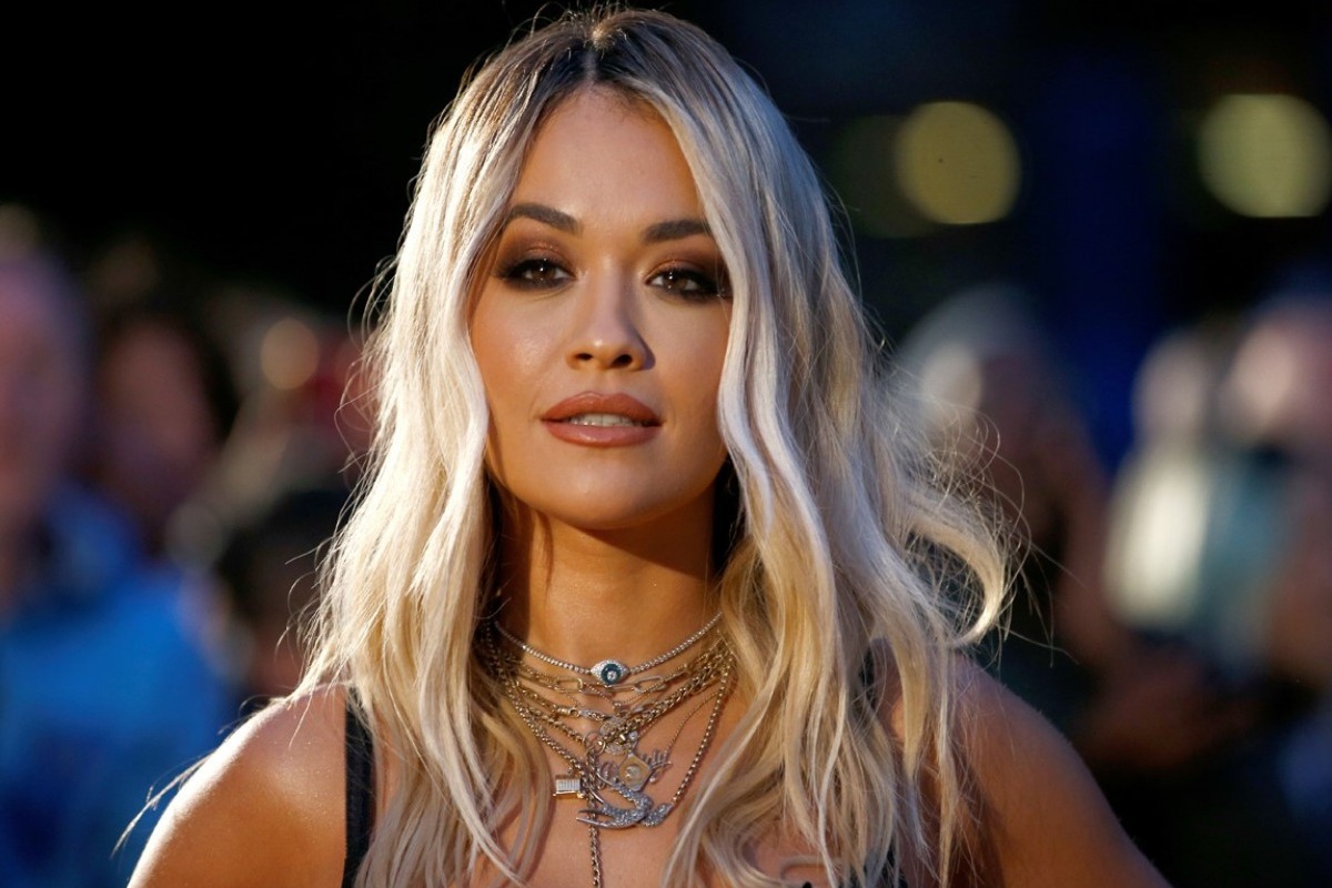 Rita Ora: «Τρέλανε» κόσμο με την εμφάνιση της χωρίς εσώρουχα