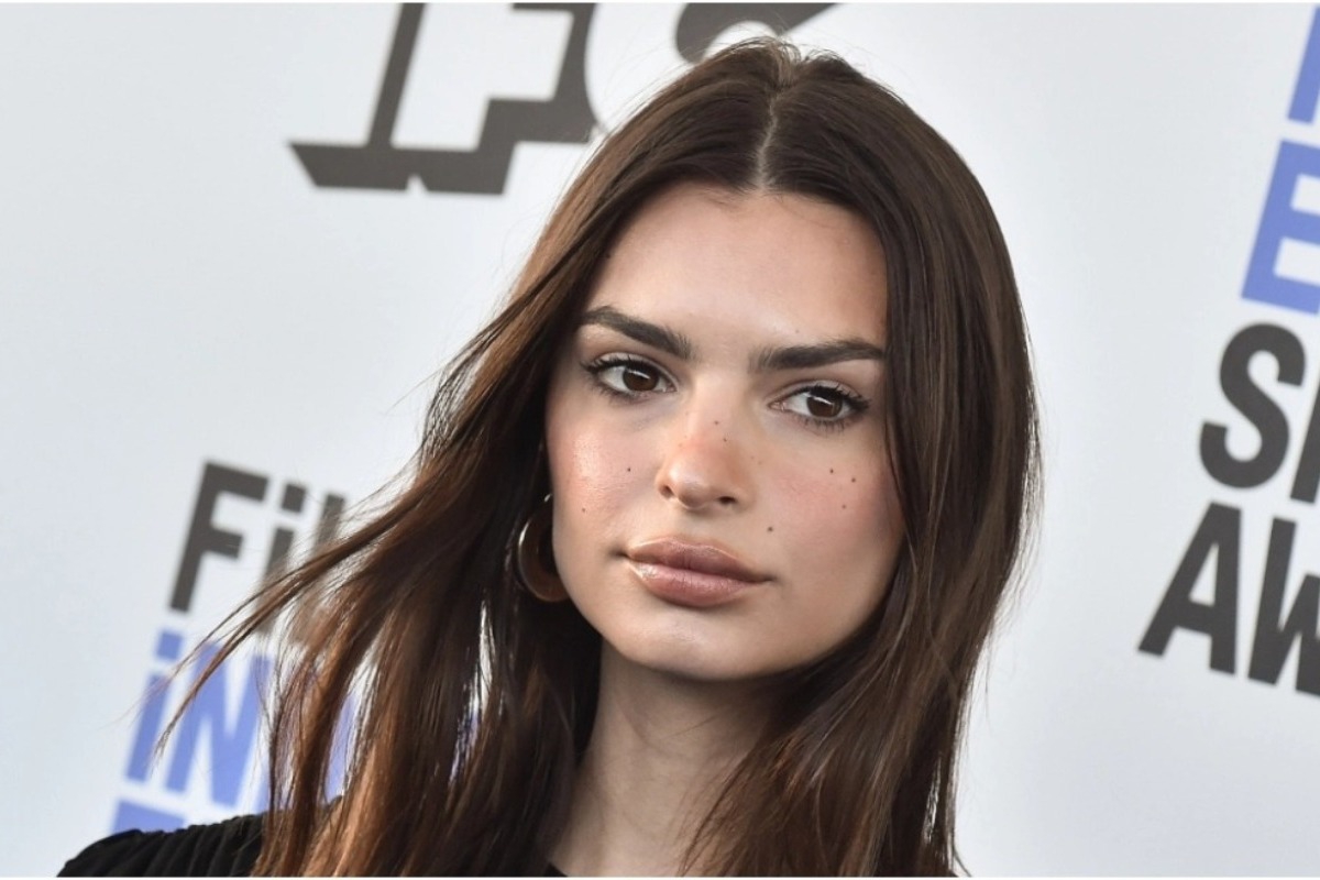 Έμιλι Ραταϊκόφσκι: Ποζάρει με ένα πράσινο – εμπριμέ μπικίνι