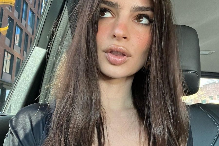 Η Emily Ratajkowski μας δείχνει τα οπiσθια της σε πολύ κοντινό πλάνο