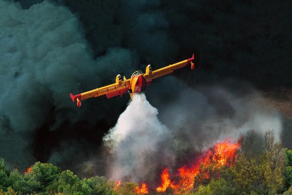 Βίντεο‑σοκ με πιλότο που «βουτάει» στα φλεγόμενα βουνά