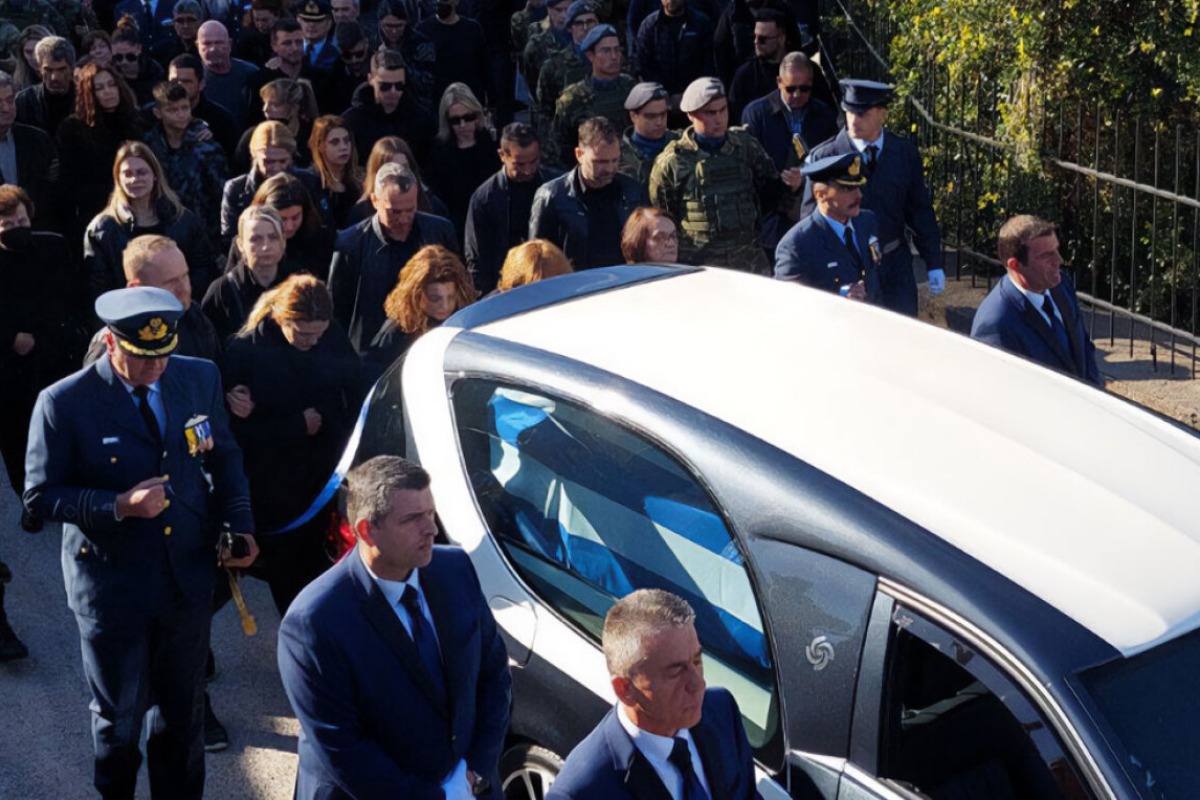 Συντριβή αεροσκάφους στην Καλαμάτα: Συντετριμμένες η σύζυγος και η μητέρα του επισμηναγού Κωστέα στο τελευταίο αντίο