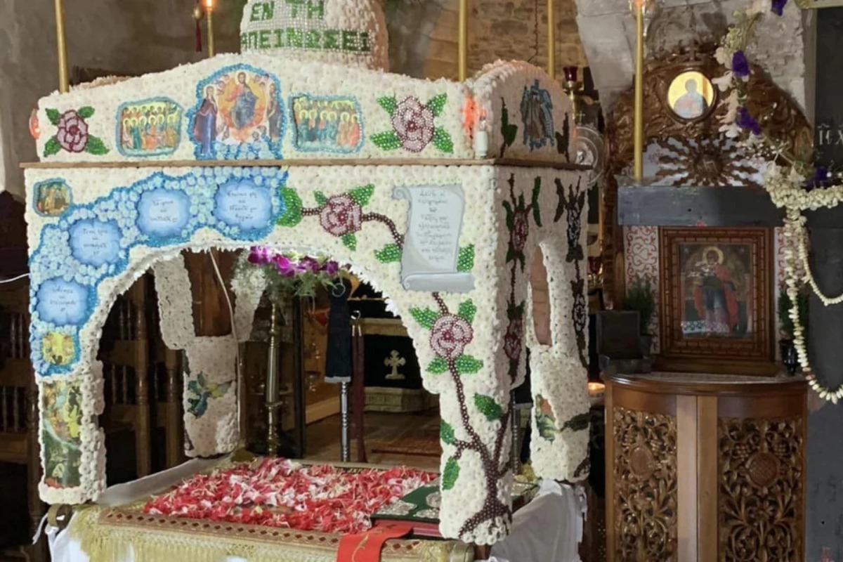 Ο Επιτάφιος που χρειάστηκε 1,5 μήνα για να ετοιμαστεί ‑ «Κέντημα» με χιλιάδες χάντρες και λουλούδια