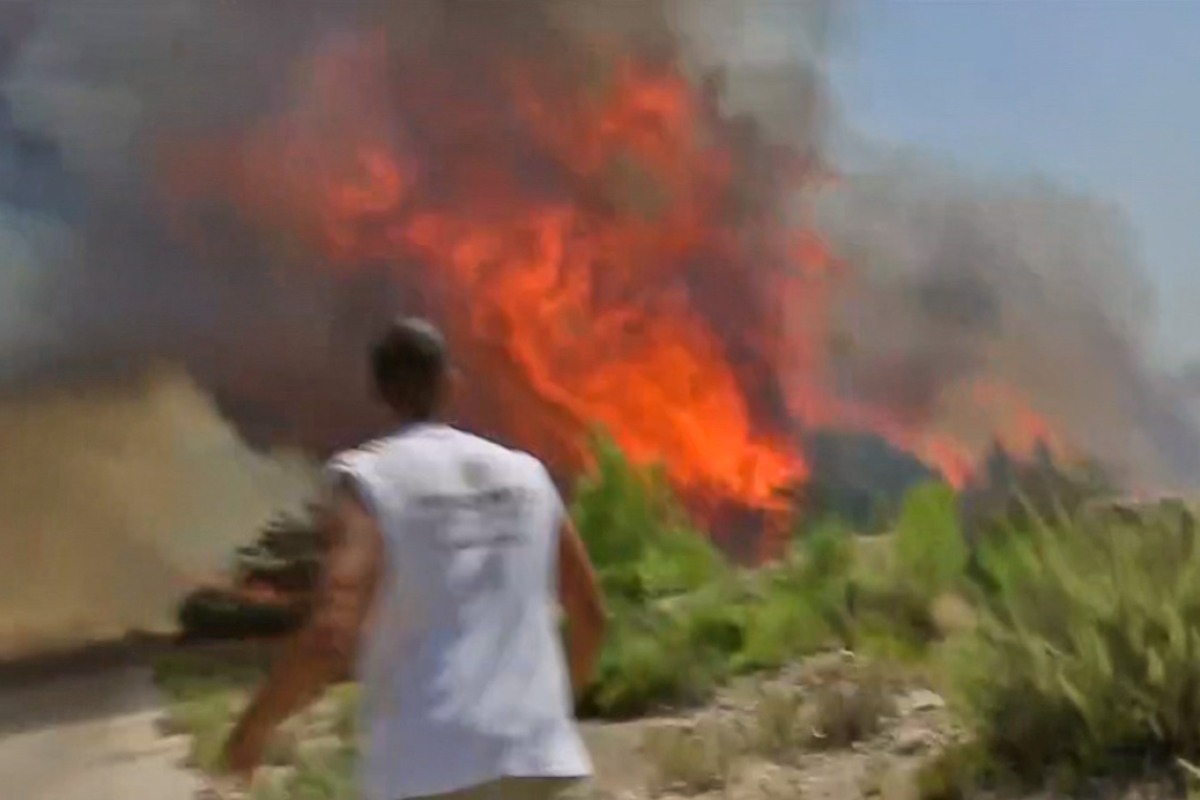 Φωτιά στη Ρόδο: Η στιγμή που οι φλόγες πήγαν να «κλείσουν» δημοσιογράφο της ΕΡΤ