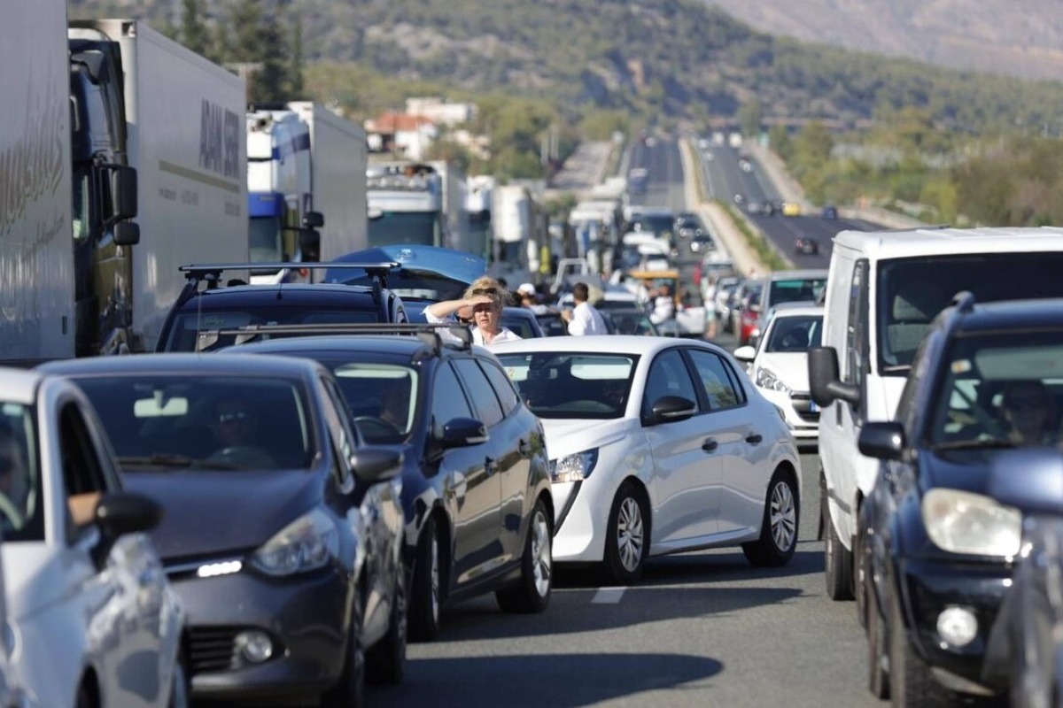 Φωτιά στο Λουτράκι: Ανοιξαν παλιά και νέα Εθνική Οδός Αθηνών – Κορίνθου