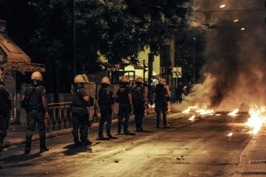 Εξάρχεια: Κουκουλοφόροι επιτέθηκαν με βόμβες μολότοφ και πέτρες σε αστυνομικούς