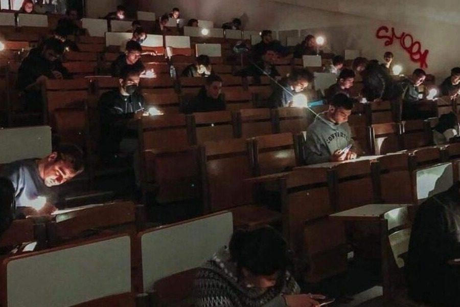 Εικόνες ντροπής στα Πανεπιστήμια: Φοιτητές έδωσαν εξετάσεις με φακούς κινητών