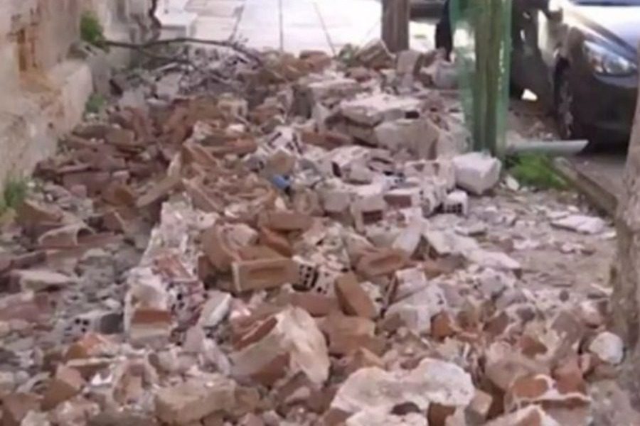 Κατέρρευσε στέγη στη Θεσσαλονίκη ‑ Παραλίγο να πλακώσει ένα παιδί κι έναν σκύλο
