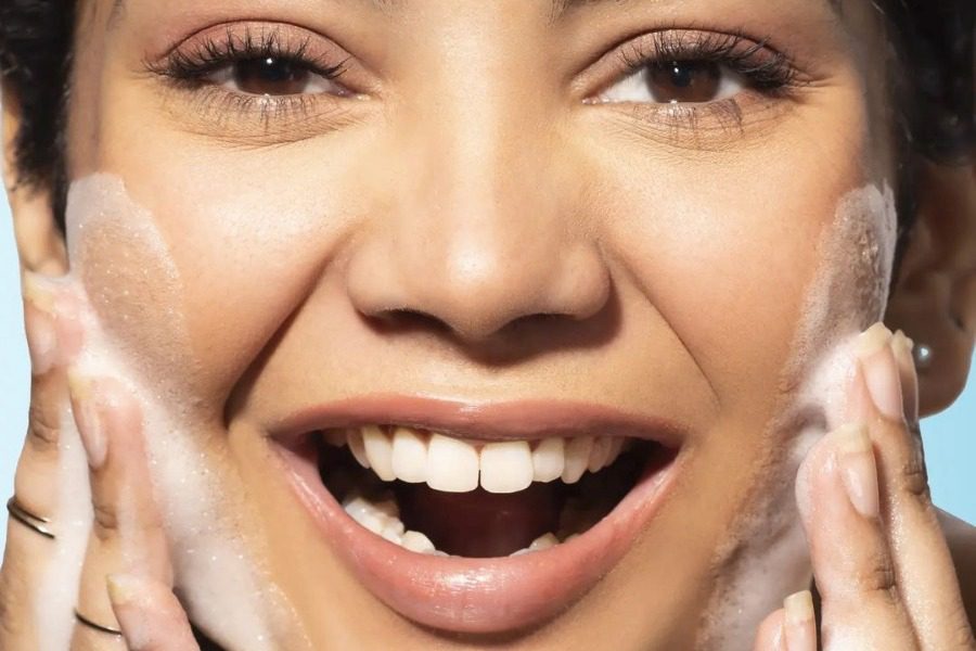 Ξέρεις πόση ώρα πρέπει να πλένεις το προσωπό σου;