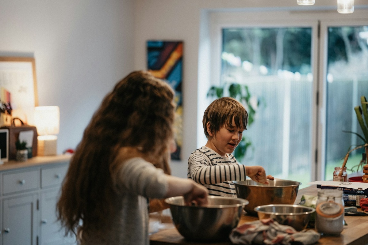 5 πράγματα που δεν πρέπει να κάνεις όταν μαγειρεύεις μαζί με το παιδί σου