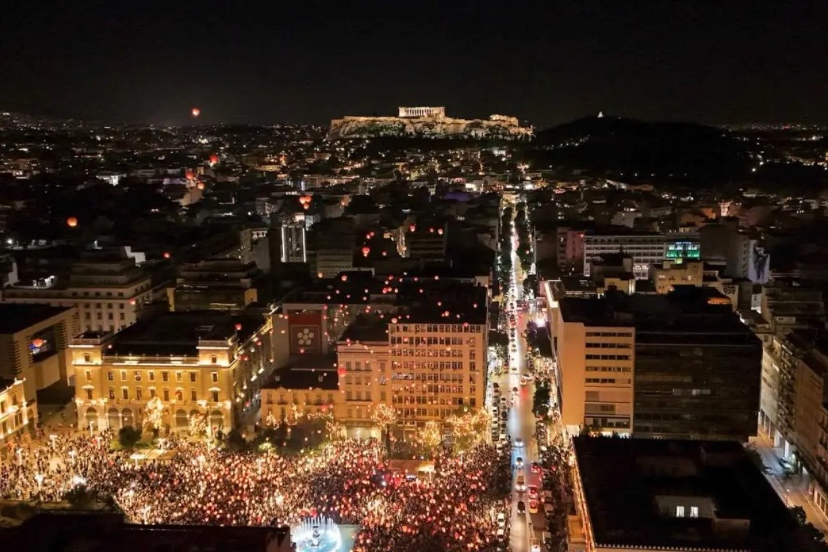 Ο ουρανός της Αθήνας φωτίστηκε από εκατοντάδες φαναράκια στο έθιμο της «Νύχτας των Ευχών»