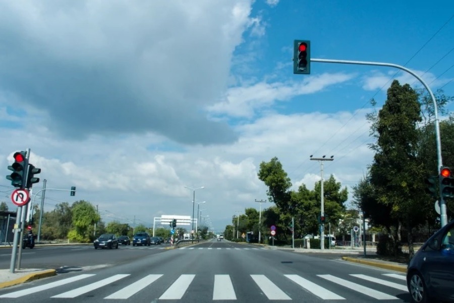 Αλλάζουν τα φανάρια στην Αττική: Πώς θα ρυθμίζονται μέσω Google