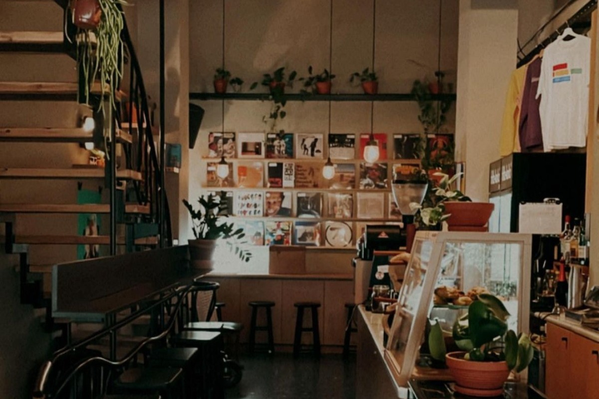 Το εμπνευσμένο καφέ της Θεσσαλονίκης που πουλάει δίσκους και θυμίζει Ευρώπη