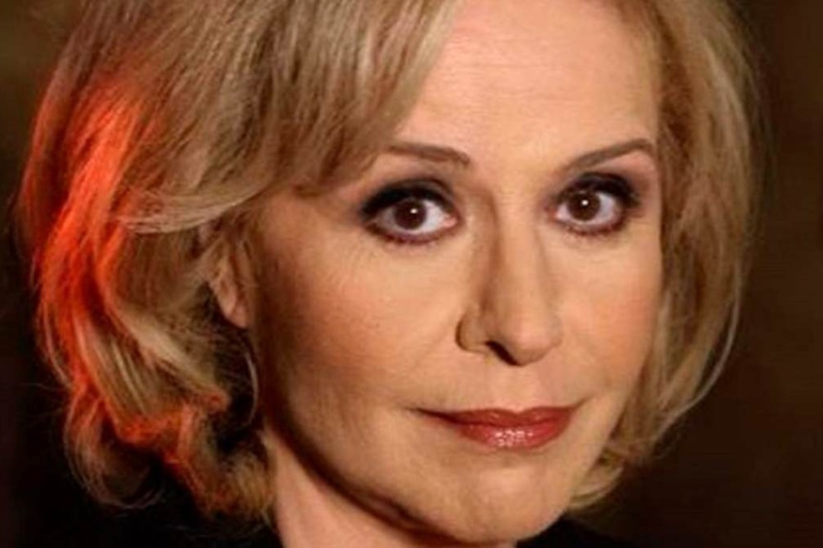 Σπάνια εμφάνιση της Βέρας Κρούσκα με ξανθά μαλλιά ‑ Δε μοιάζει 77 ετών