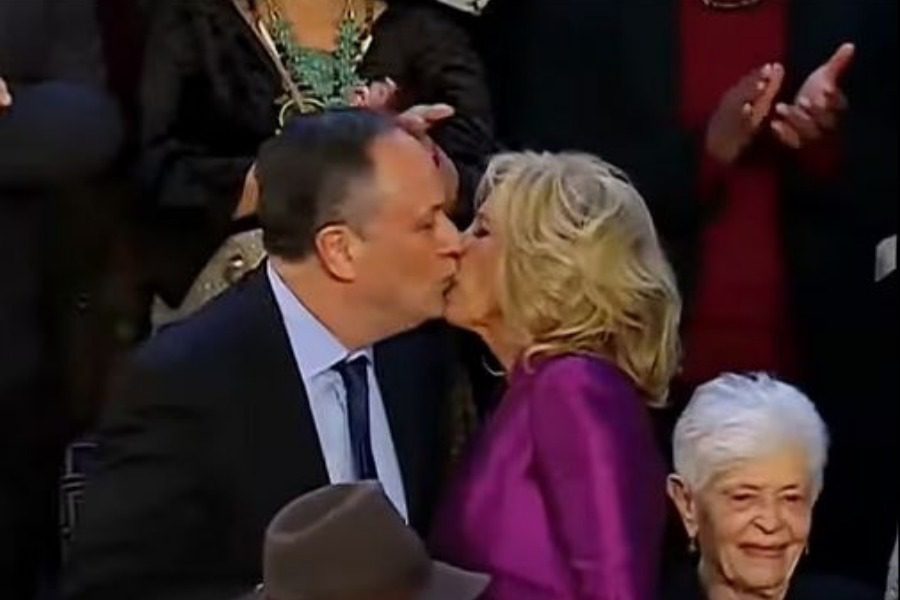 ΗΠΑ: Το περίεργο φιλί στο στόμα της Τζιλ Μπάιντεν με τον σύζυγο της Καμάλα Χάρις