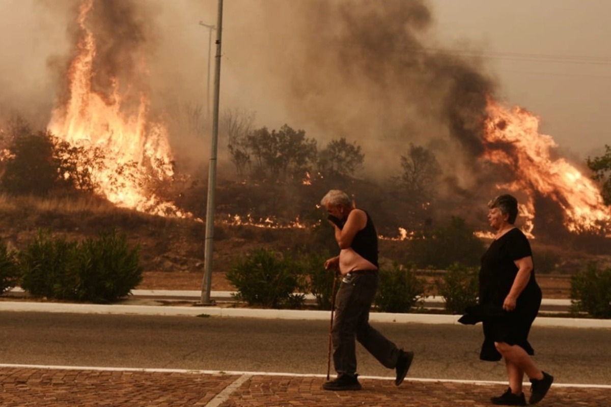 Κρανίου τόπος η Φυλή: Προς την Πάρνηθα η φωτιά ‑ Κάηκαν σπίτια και αυτοκίνητα