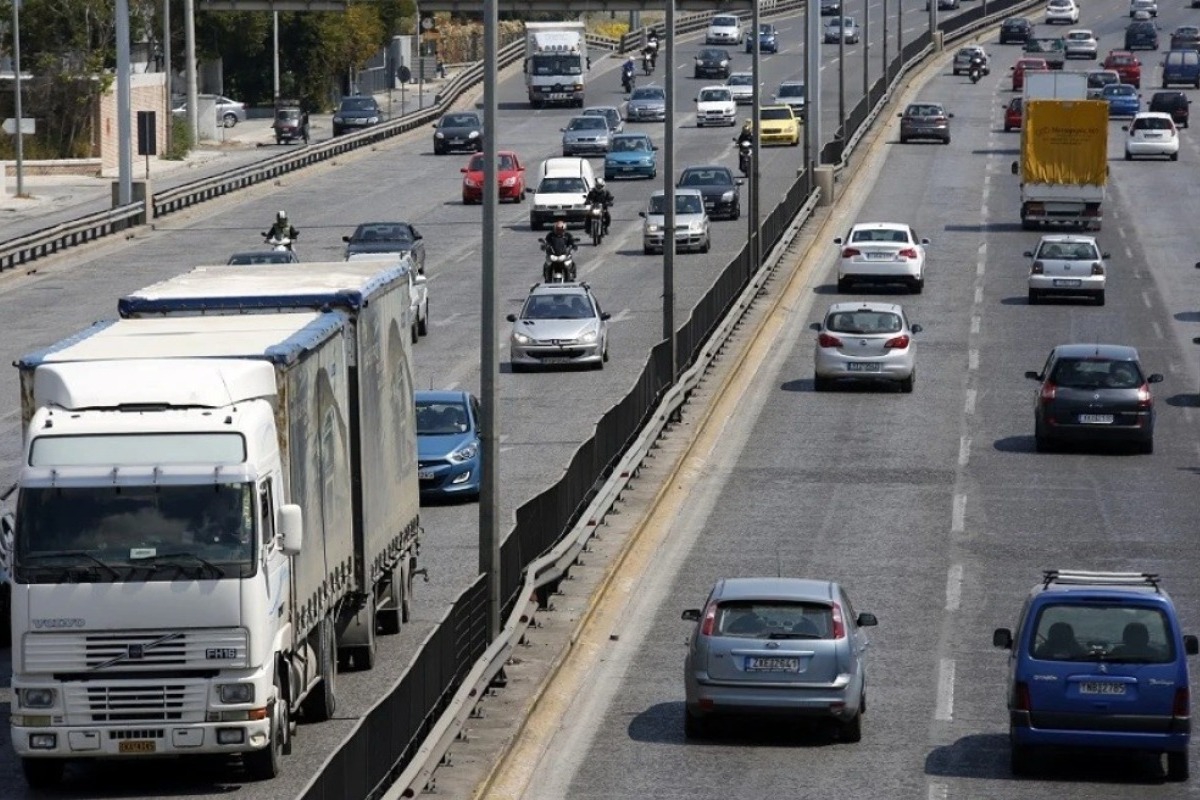 Καραμπόλα με τρία φορτηγά στο ύψος της γέφυρας Ασπροπύργου