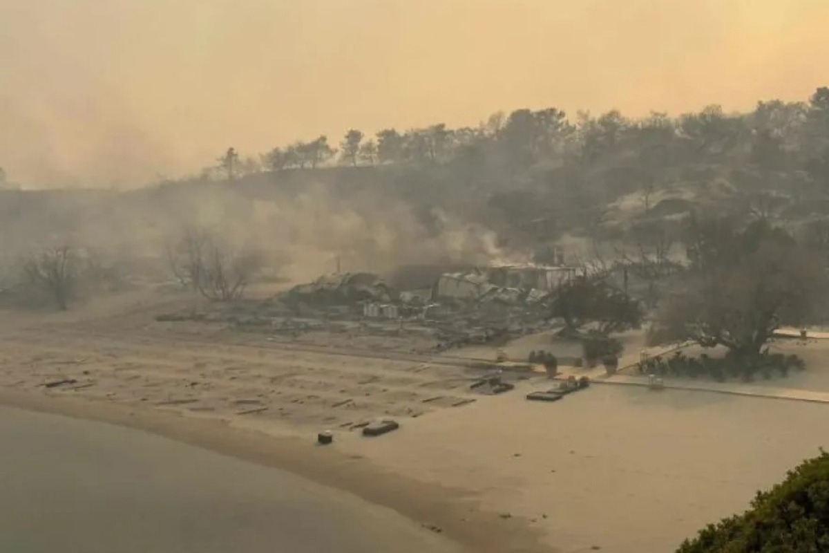 Φωτιά στη Ρόδο: Κάηκε ολοσχερώς το beach bar που είχε απασχολήσει για παρανομίες