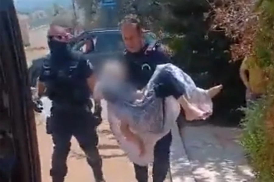 Φωτιά στον Νέο Κουβαρά Αττικής: Ανδρες της ΟΠΚΕ διέσωσαν ηλικιωμένη μεταφέροντάς τη στα χέρια