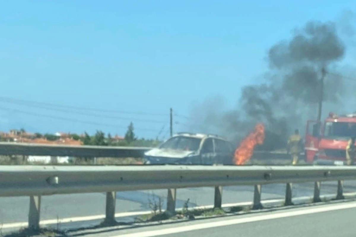 Θρίλερ στη Θεσσαλονίκη: Αυτοκίνητο τυλίχθηκε στις φλόγες εν κινήσει
