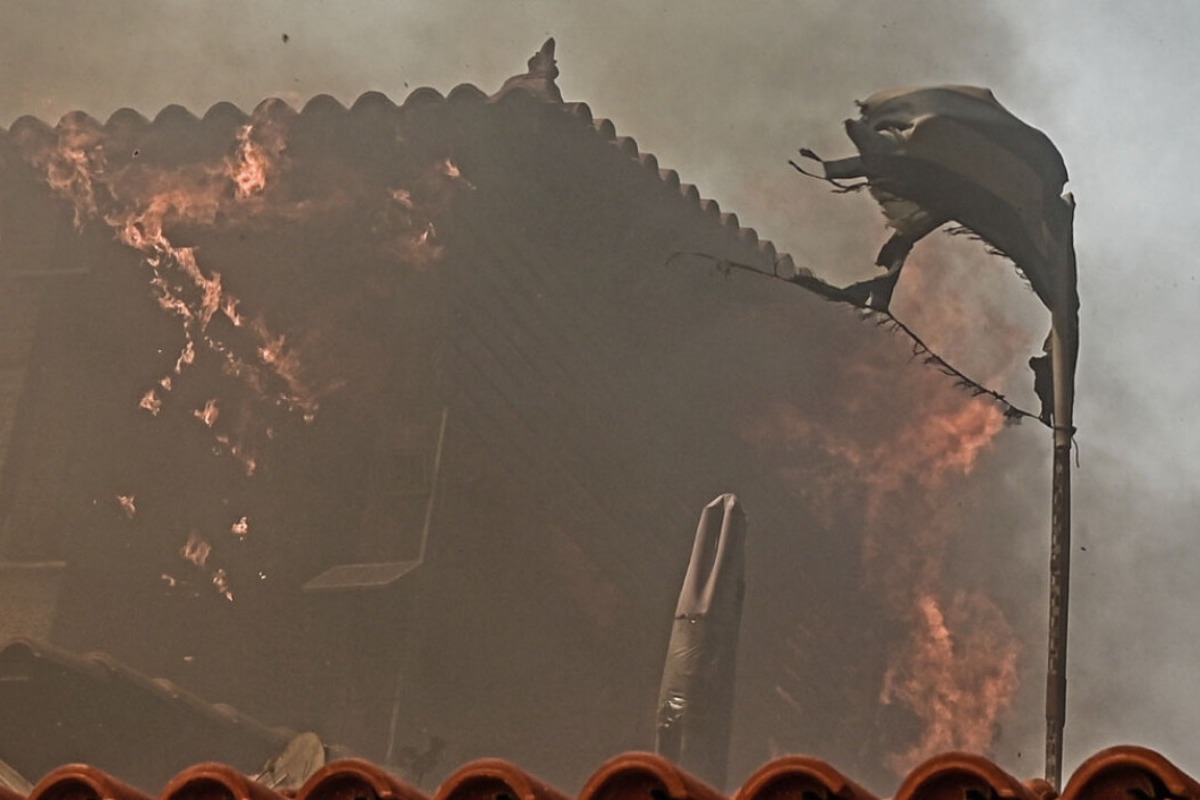 Φωτιά στον Κουβαρά: Καίγονται σπίτια